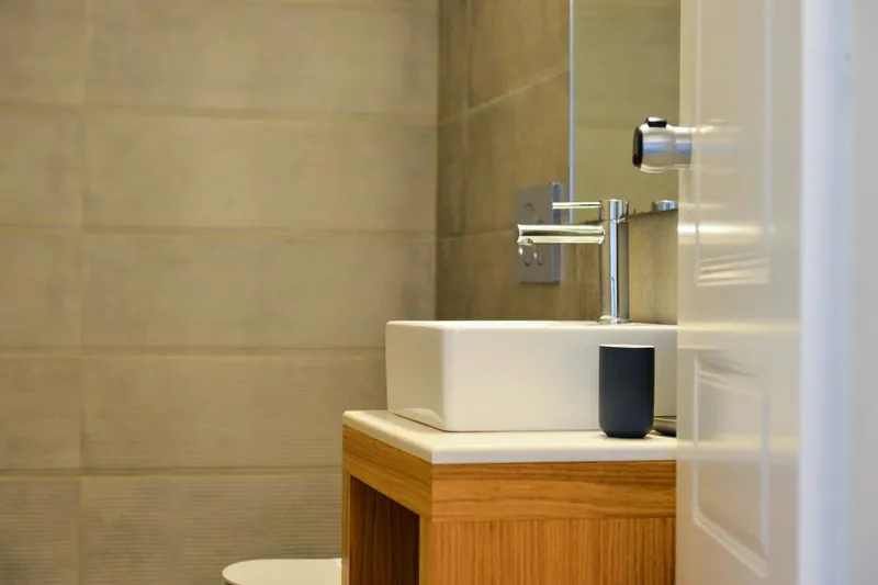 A basin under a mirror