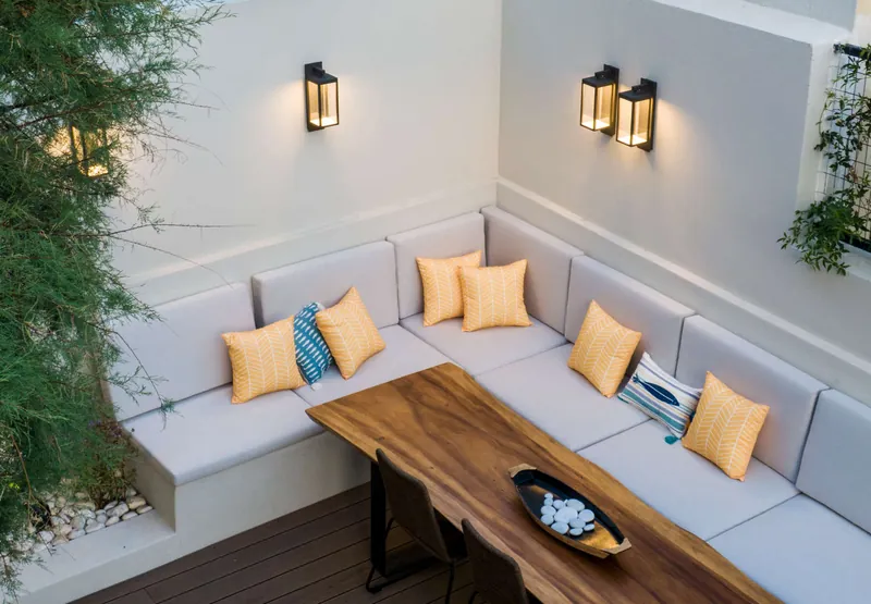 The cushioned lounge corner in the garden