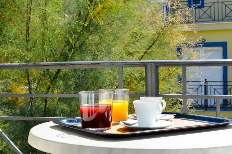Succo e caffè sul balcone