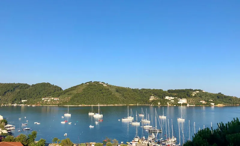La baia della città di Skiathos con le barche all’ancora