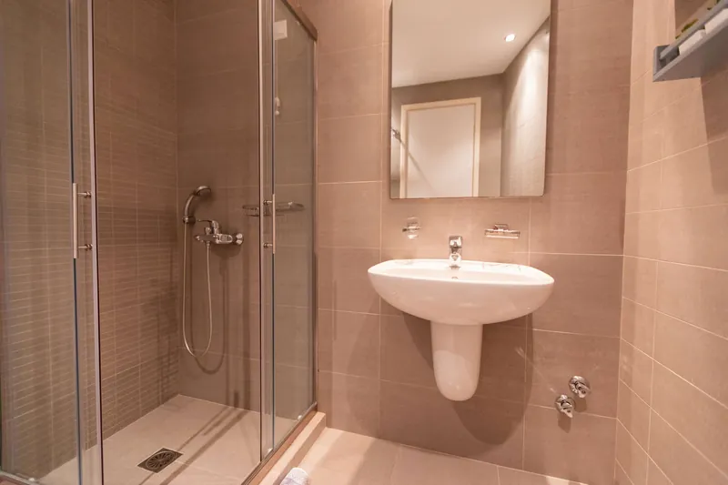 La doccia e il lavabo dello studio