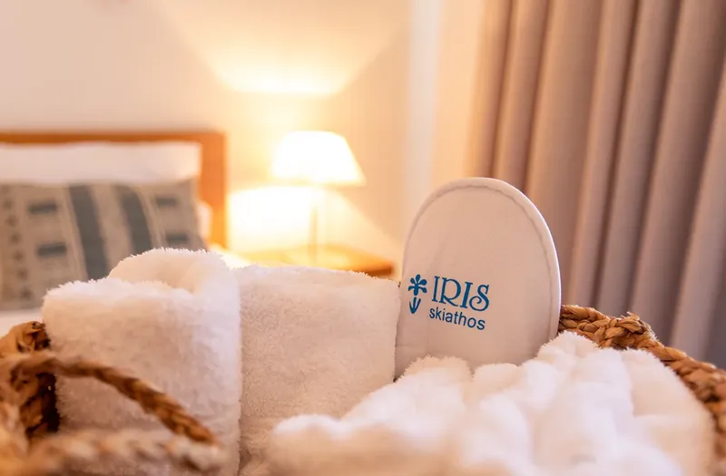 Un cesto di asciugamani con il logo IRIS